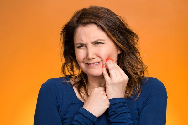 Wanita dengan gigi sensitif sakit — Stok Foto