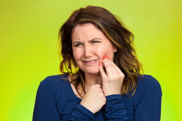 敏感牙齿疼痛的女人 — 图库照片