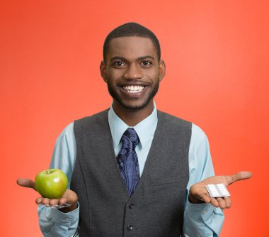 başka bir el, ilaç, vitamin yeşil elma tutan adam