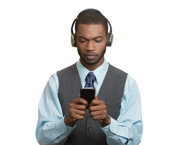 Man with headphones browsing internet on smart phone — Stock Photo, Image