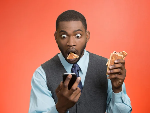 Hombre sosteniendo, leyendo malas noticias en el teléfono inteligente, comiendo galletas a punto de ahogarse —  Fotos de Stock