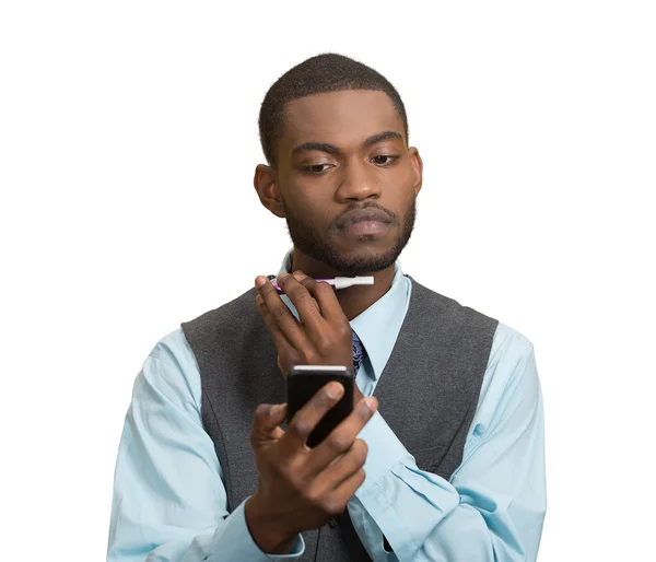 El hombre afeitándose, usando trimmer, leyendo noticias en el teléfono inteligente — Foto de Stock