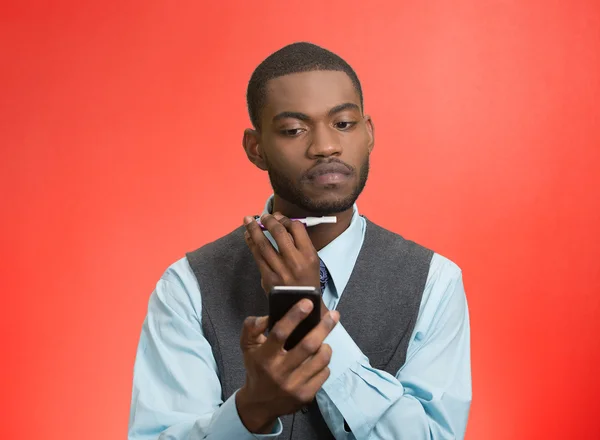 Mann rasiert sich, benutzt Trimmer, liest Nachrichten auf Smartphone — Stockfoto