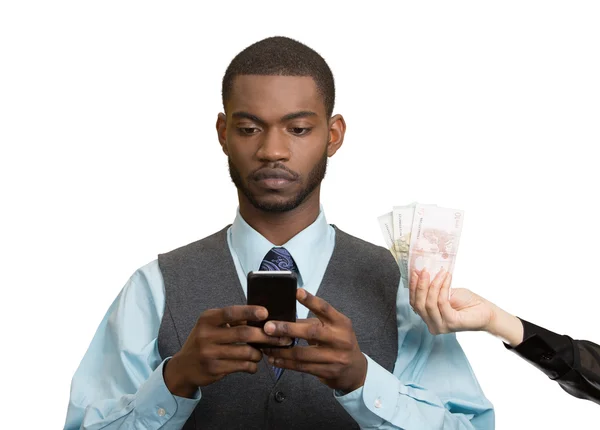 Man het texting, op slimme telefoon, het negeren van aangeboden geld — Stockfoto