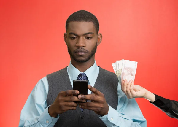 Hombre mensajes de texto, en el teléfono inteligente, ignorando el dinero ofrecido — Foto de Stock