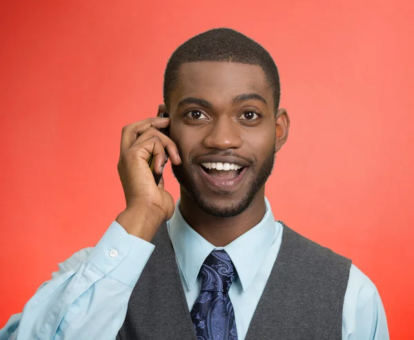 Hombre de negocios feliz, hablando por teléfono móvil — Foto de Stock