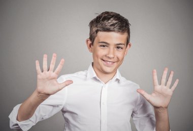 iki elle yapma beş kez işareti jest genç adam