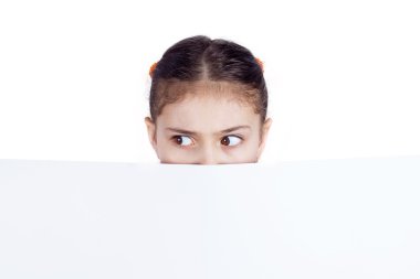 şüpheli genç, korkak, boş kağıt Reklam panosunun arkasına saklanarak