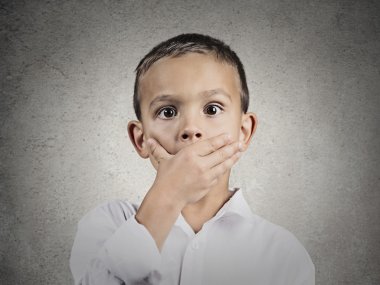 Hayret, şok yüz ifadesi ile çocuk