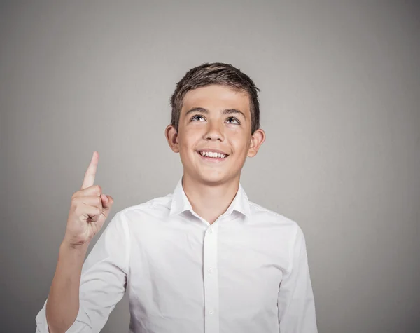 Boy looking, pointing up, has idea — Stock Photo, Image