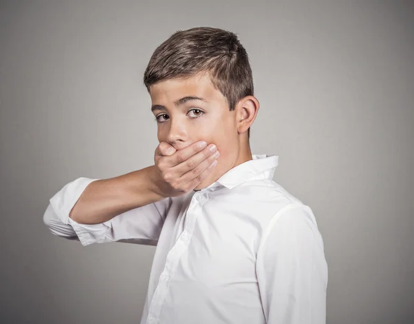 Man looking surprised, hand covering mouth — Stock Photo, Image