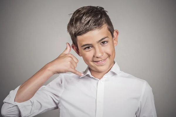 Cara feliz, adolescente fazendo me chamar de gesto com a mão — Fotografia de Stock