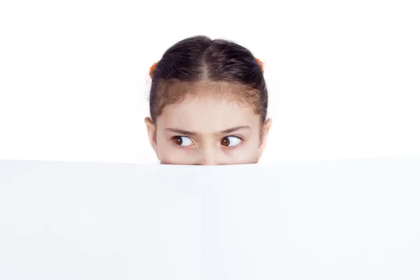 Adolescente sospechoso, asustado, escondido detrás de la cartelera de papel en blanco — Foto de Stock