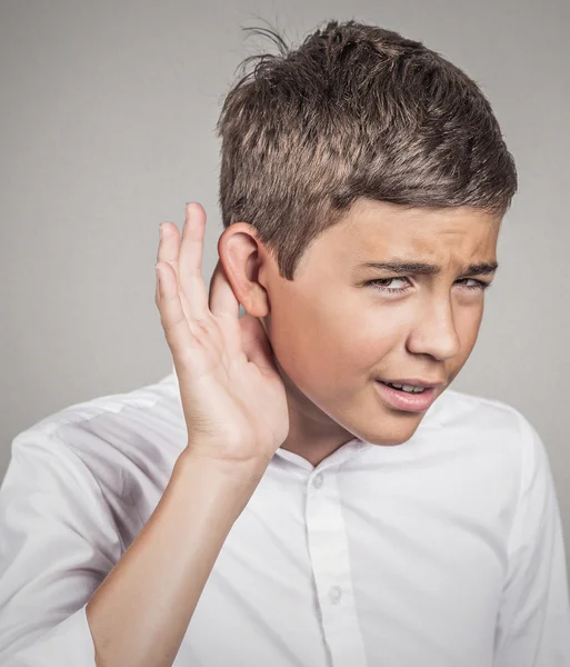 Kemény-ból hallás ember kezét forgalomba fül kéri, hogy hangosan beszél — Stock Fotó