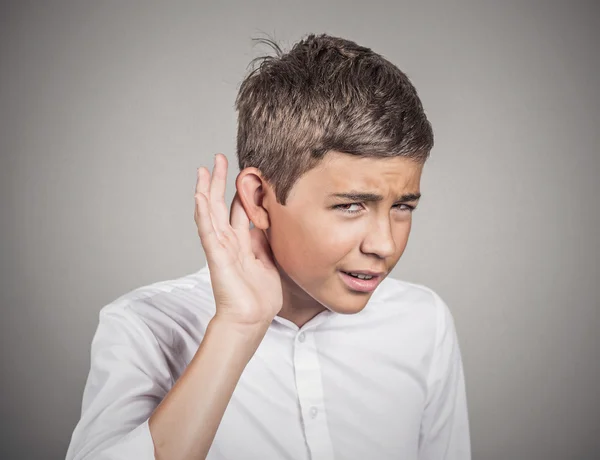 Hard van hoorzitting man hand op oor vragen om te spreken van plaatsen — Stockfoto