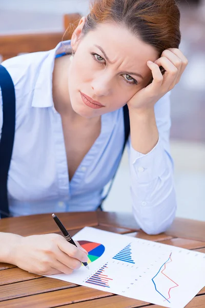 Unzufriedene Geschäftsfrau sieht unzufrieden aus, wenn sie an Finanzbericht arbeitet — Stockfoto