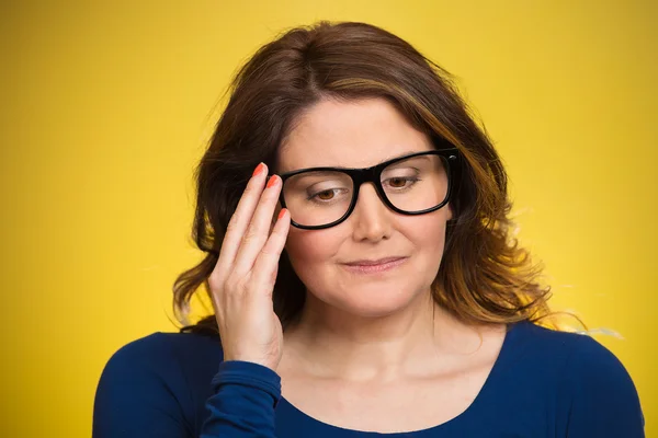 Reife, schüchterne, traurige Frau spielt nervös mit Brille — Stockfoto