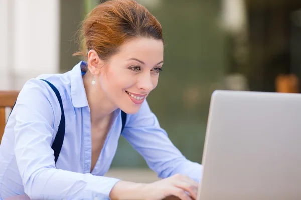 Mulher feliz descansando as mãos no teclado, olhando na tela do laptop do computador — Fotografia de Stock