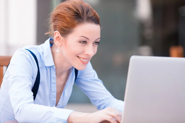 Mulher feliz descansando as mãos no teclado, olhando na tela do laptop do computador — Fotografia de Stock