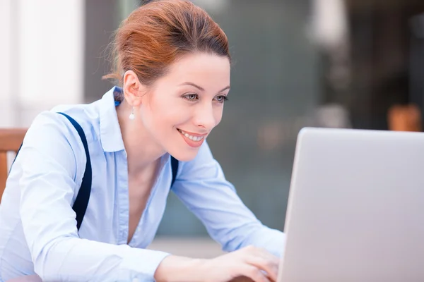 Mutlu kadın eller klavye, dinlenme bilgisayar dizüstü ekran üzerinde seyir — Stok fotoğraf