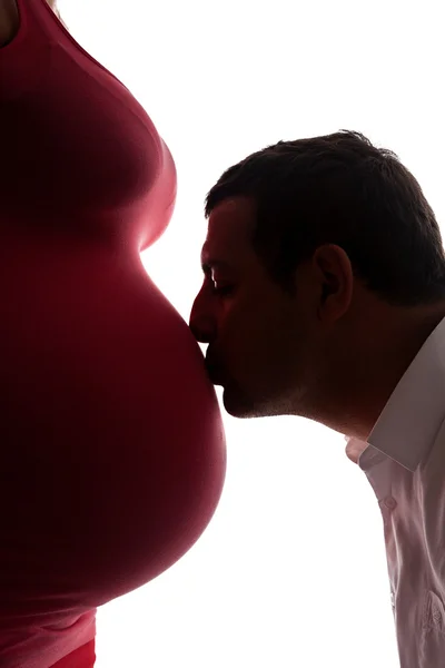 Sylwetka piękna kobieta w ciąży z wielkim brzuchem i jej mąż — Zdjęcie stockowe