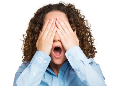 Nazlı kadın elleriyle gözlerini kapatma, gizleme göremiyorum