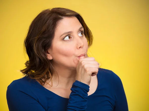 Vrouw met vinger in mond, duim zuigen — Stockfoto