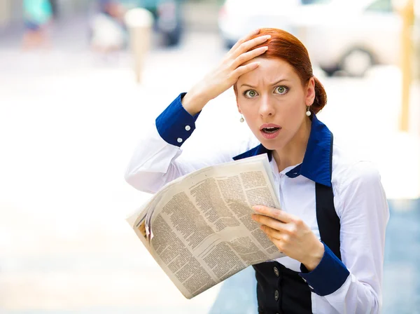 Mujer de negocios asombrada leyendo el periódico, malas noticias — Foto de Stock