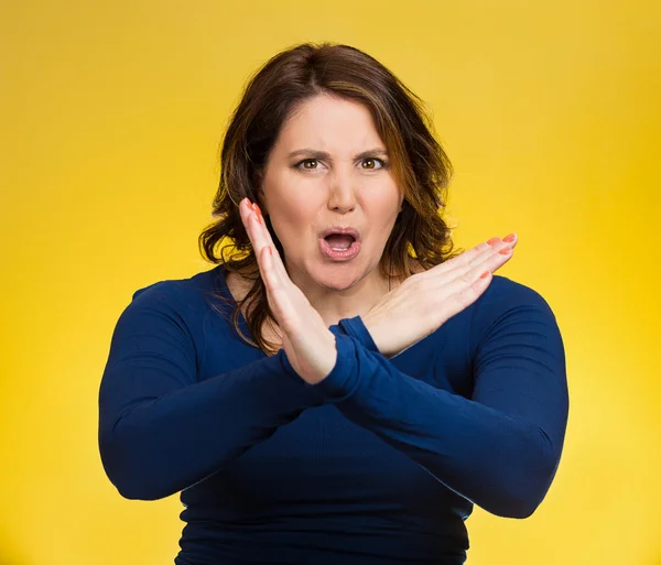 Vrouw met x gebaar om te stoppen met praten, knip het uit — Stockfoto