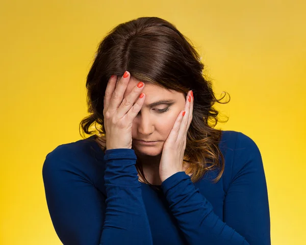 Mujer joven deprimida, estresada, pensativa — Foto de Stock