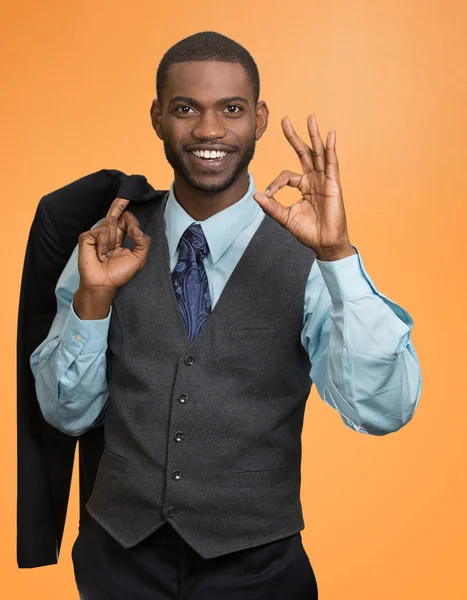 Jovem Africano alegre em terno completo, mostrando Ok sinal — Fotografia de Stock