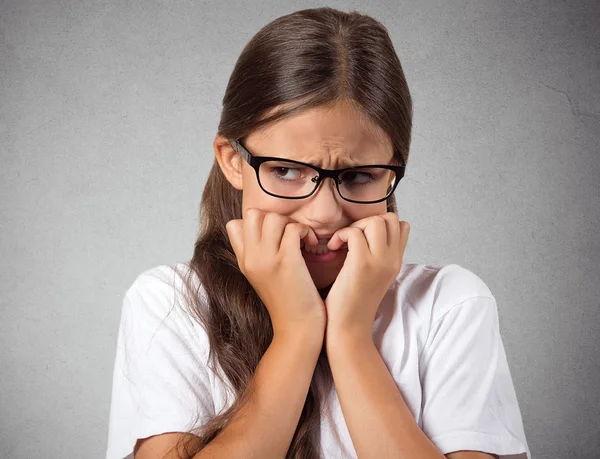 Ansioso estresado adolescente con gafas mordiendo las uñas —  Fotos de Stock