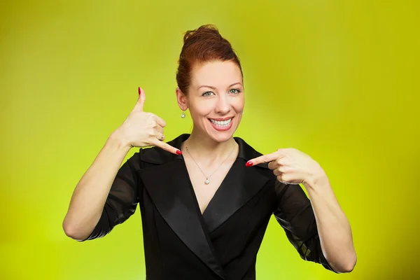 Vrouw maken, tonen Bel me gebaar, teken met hand — Stockfoto