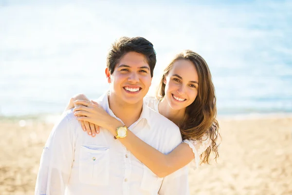 Pareja sonriente junto al mar en un soleado día de verano, otoño —  Fotos de Stock