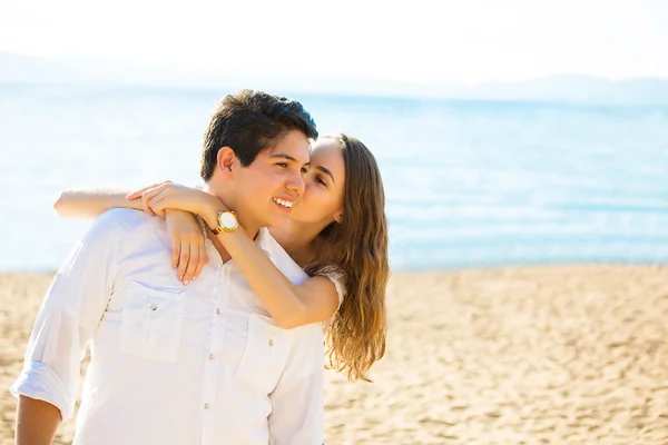 Couple souriant au bord de la mer par un été ensoleillé, journée d'automne — Photo