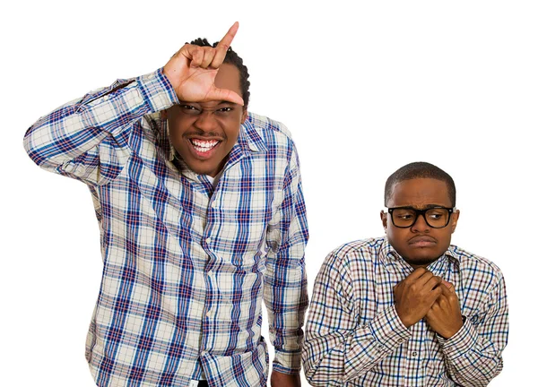 Dois homens, rufia rude mostrando sinal mais solto, cara tímido nerd — Fotografia de Stock