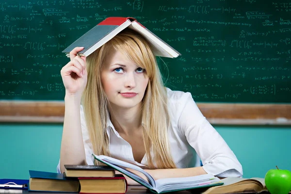 Molesto, aburrido, cansado, mujer, estudiante de aspecto divertido — Foto de Stock