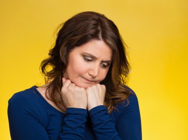 hnhappy orta yaş kadın, ooking, bir şey tarafından rahatsız