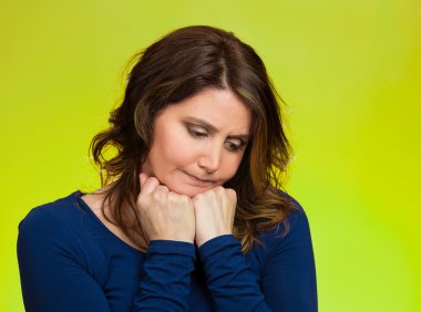 hnhappy orta yaş kadın, ooking, bir şey tarafından rahatsız