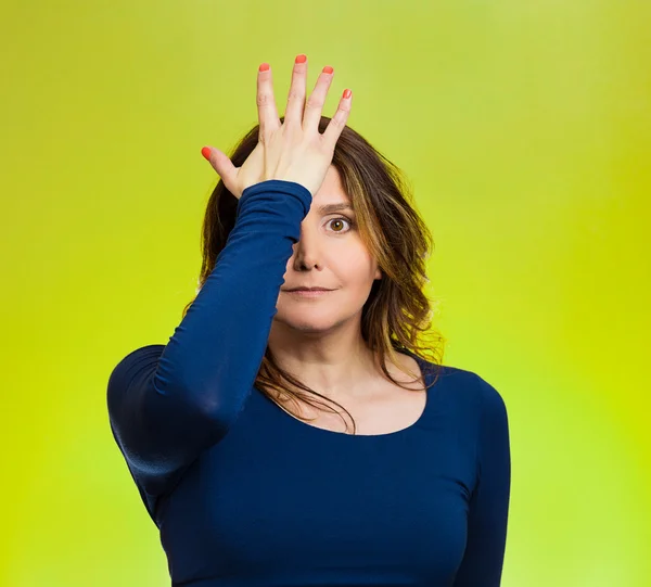 Woman realizes mistake, slapping hand on head to say duh, — Stock Photo, Image