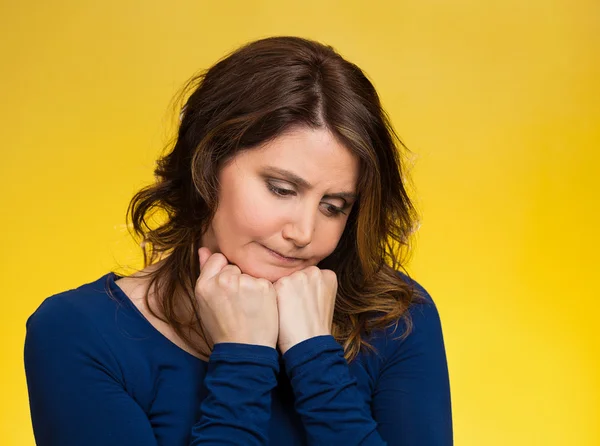 Hnhappy mujer de mediana edad, mirando hacia abajo, molestado por algo — Foto de Stock