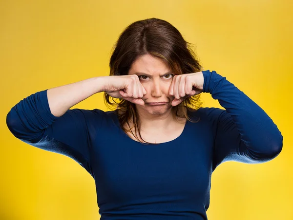 Kindische reife Geschäftsfrau, macht Babygesichter, weint — Stockfoto