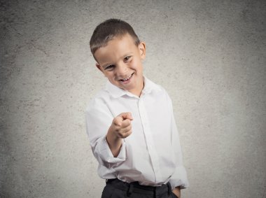 gülüyor, biri de parmakla işaret eden bir çocuk