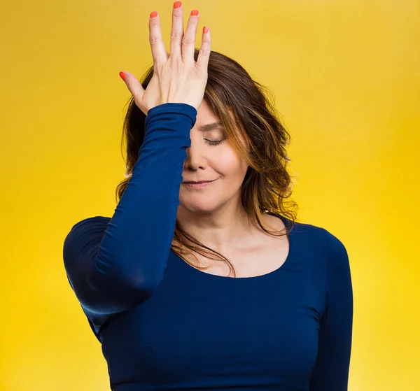 Woman realizes mistake, regrets, slapping hand on head to say duh — Stock Photo, Image