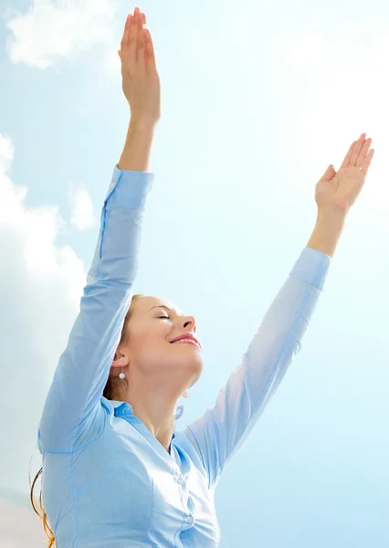 Mujer de negocios, sonriente, manos, brazos levantados al cielo azul — Foto de Stock