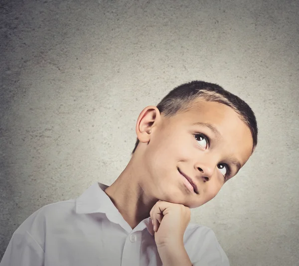 Bambino che sogna ad occhi aperti, alzando lo sguardo — Foto Stock