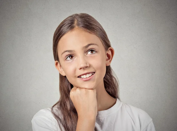 Niña soñadora, niña sonriente —  Fotos de Stock