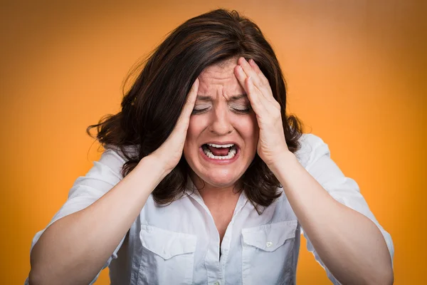 Gestresste Geschäftsfrau mit Panne — Stockfoto