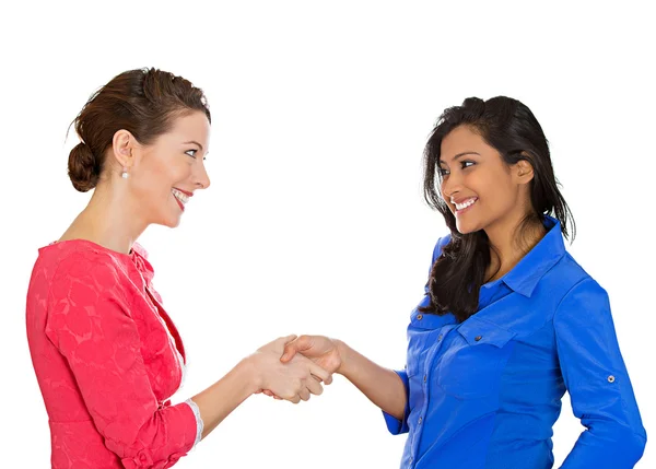Mulheres de negócios apertando as mãos — Fotografia de Stock
