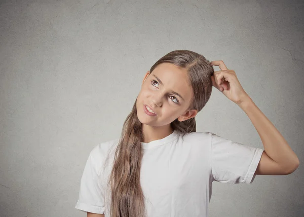 Adolescente menina coçando cabeça, pensando devaneio sobre algo — Fotografia de Stock